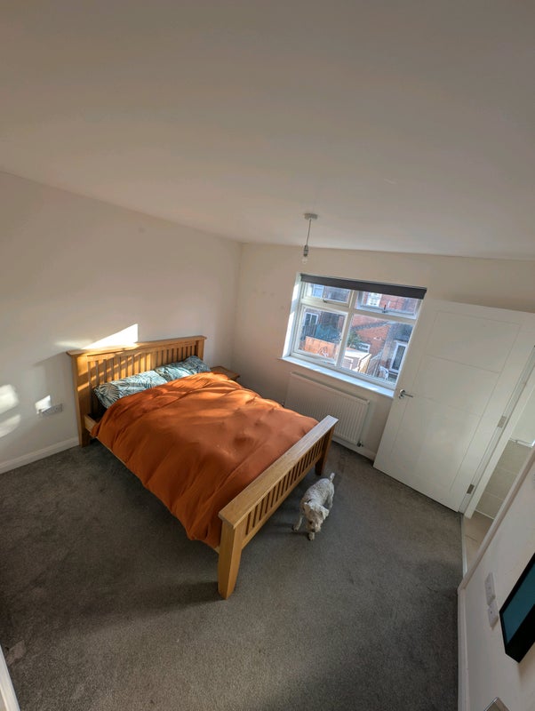 Photo 1: Double Bedroom with Bedframe/mattress
