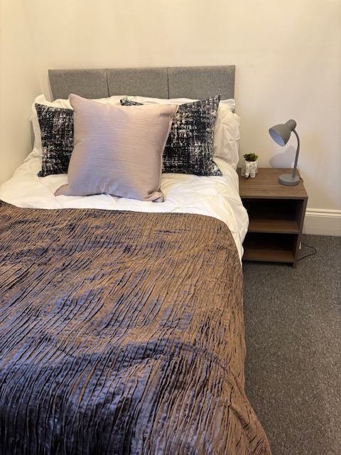 Photo 1: bedroom