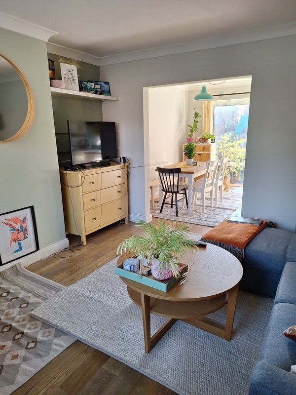 Photo 1: Lounge