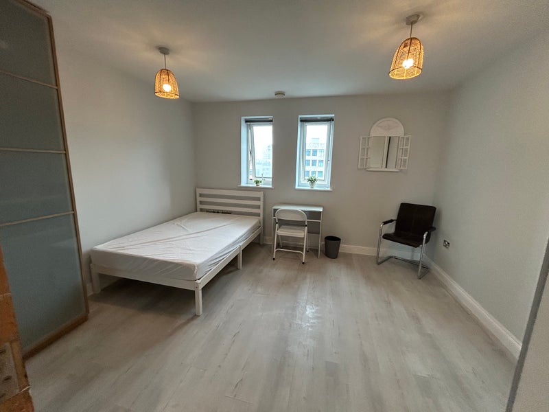 Photo 1: Huge room !