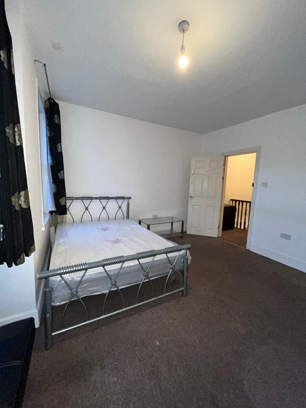 Photo 1: Massive Room C £998