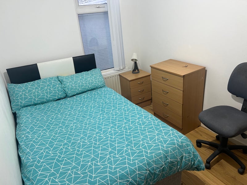 Photo 1: Room 4 