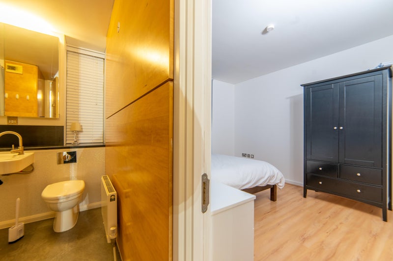 Photo 1: ensuite