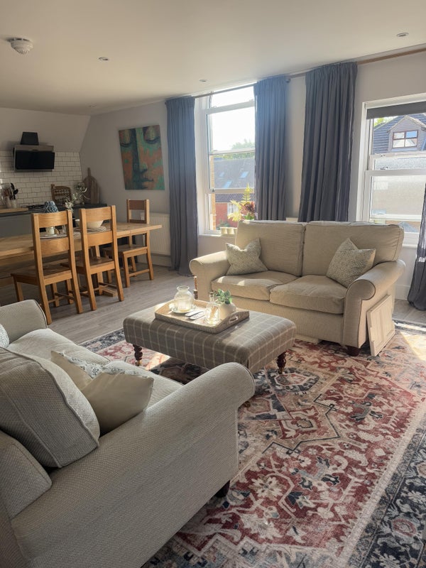 Photo 1: Furnished living room with cosy interiors