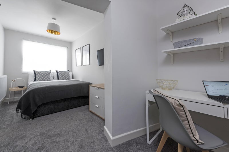 Photo 1: Bedroom 2