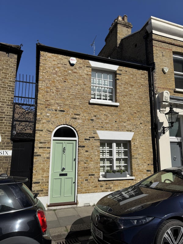 Photo 1: House exterior