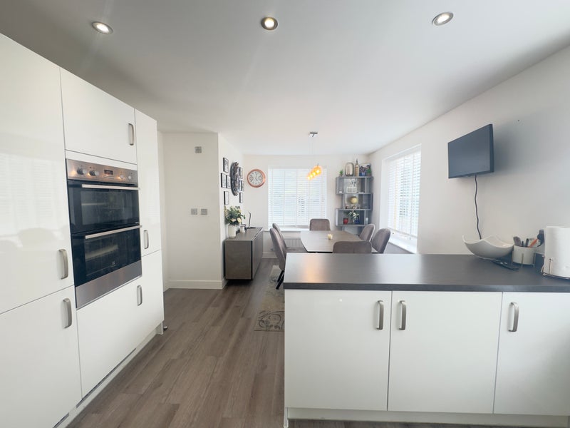 Photo 1: Kitchen/dinner
