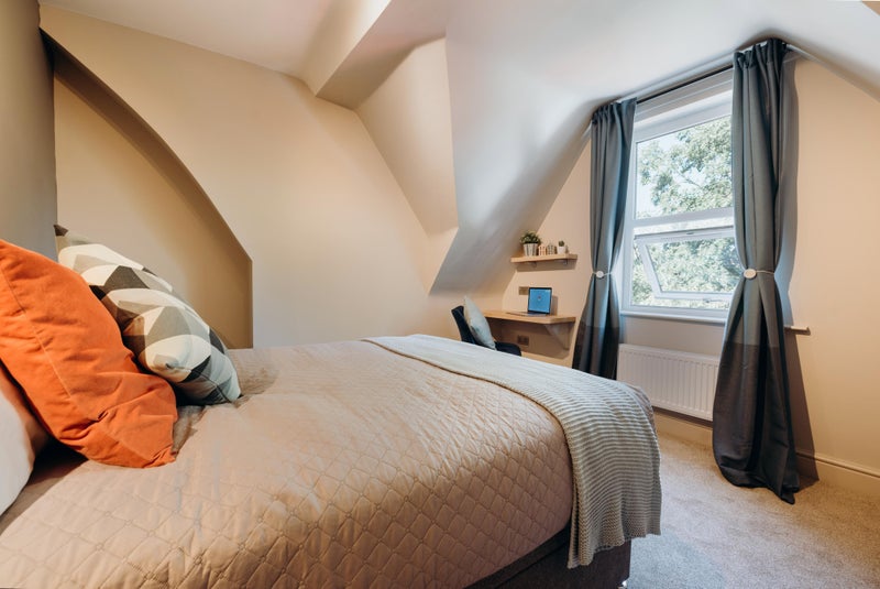 Photo 1: Room 5 En Suite