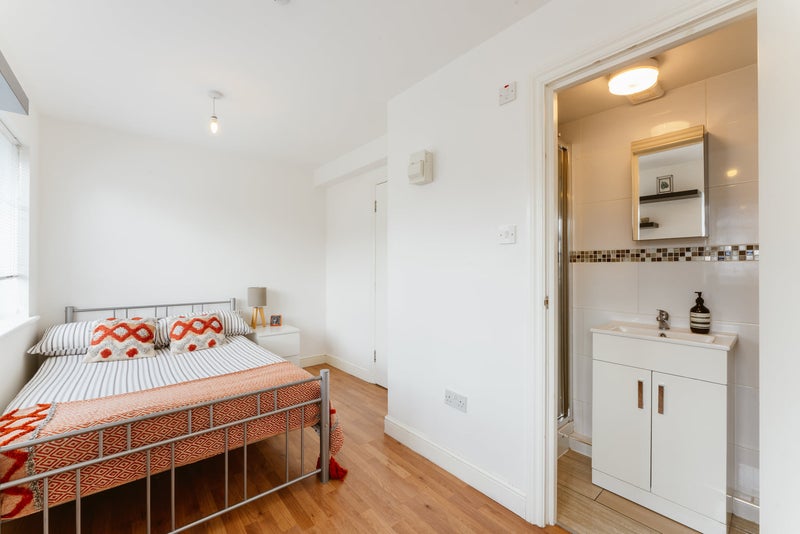Photo 1: Double En Suite Room £900 pcm, not suitable for couples
