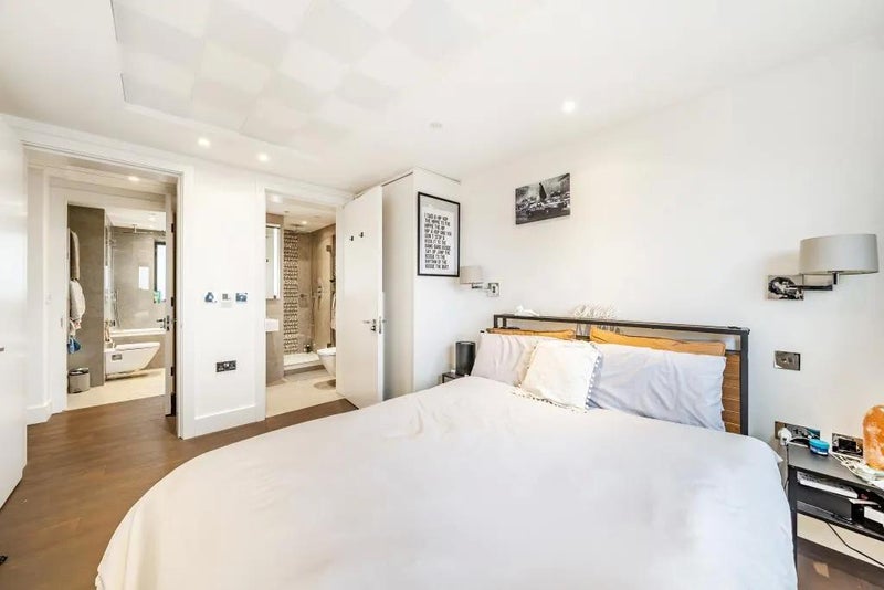 Photo 1: bedroom