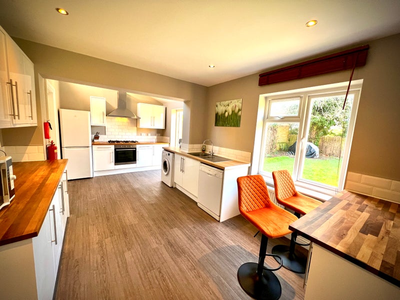 Photo 1: Kitchen Diner