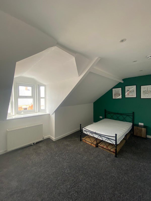 Photo 1: Bedroom 5- Available