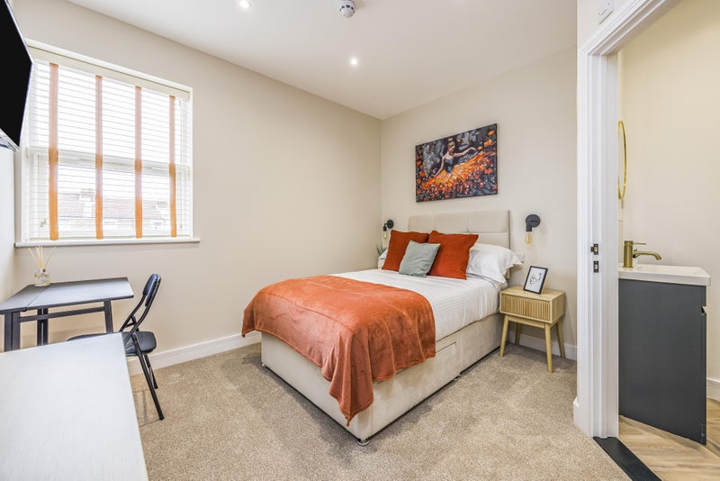 Photo 1: ROOM 3 FIRST FLOOR £750 WITH BUILT IN WARDROBE 