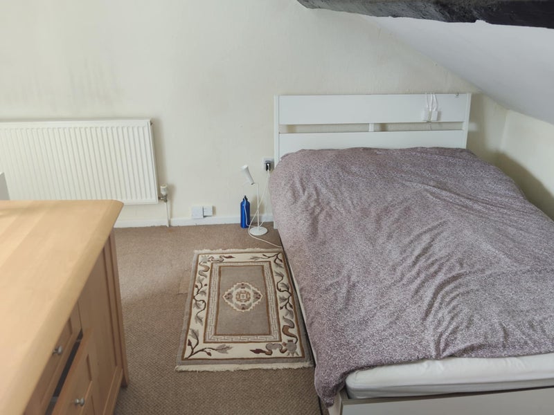 Photo 1: Room to rent
