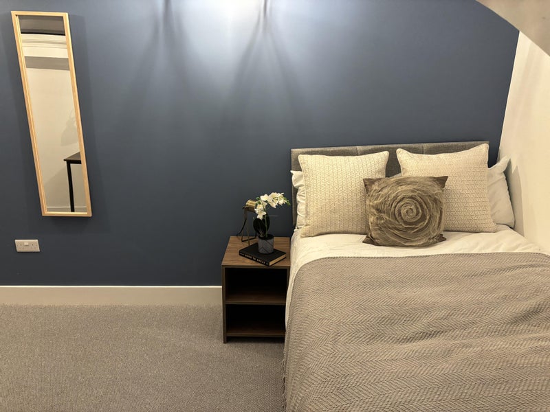 Photo 1: Bedroom