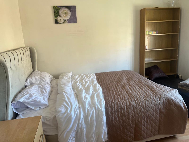Photo 1: Bedroom