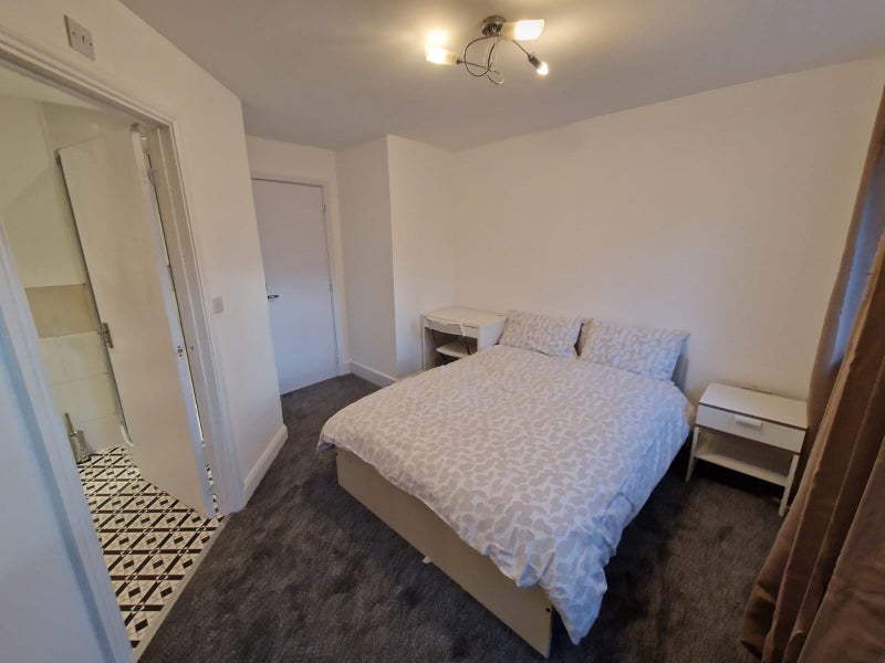 Photo 1: Ensuite