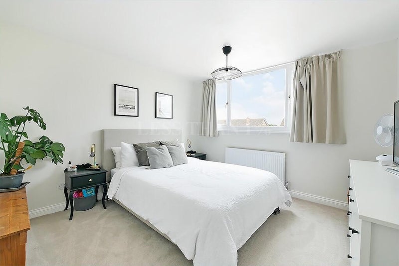 Photo 1: Main Bedroon- £500