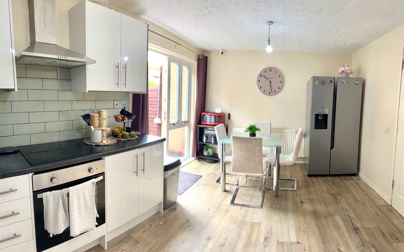 Photo 1: Kitchen