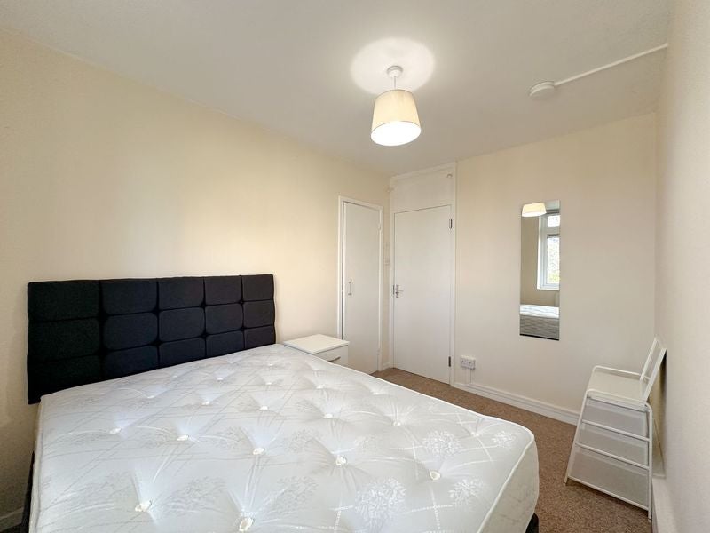 Photo 1: Bedroom