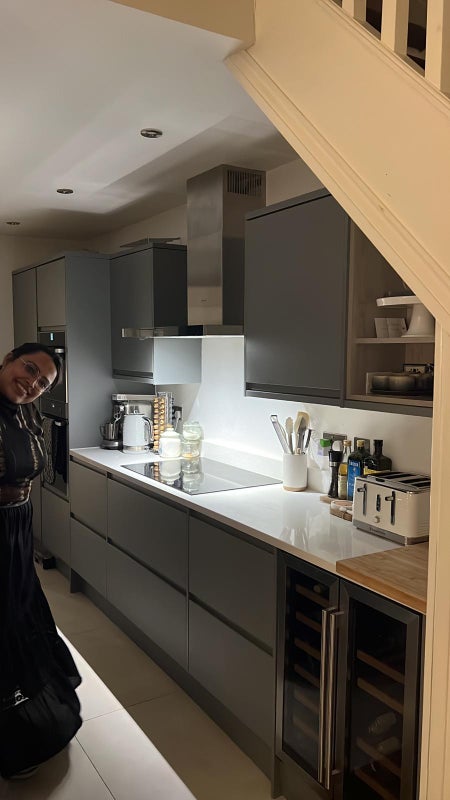 Photo 1: Kitchen counter 