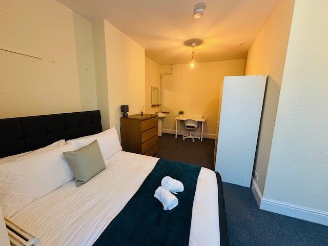 Photo 1: BEDROOM 4