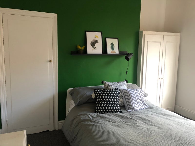 Photo 1: Room 4