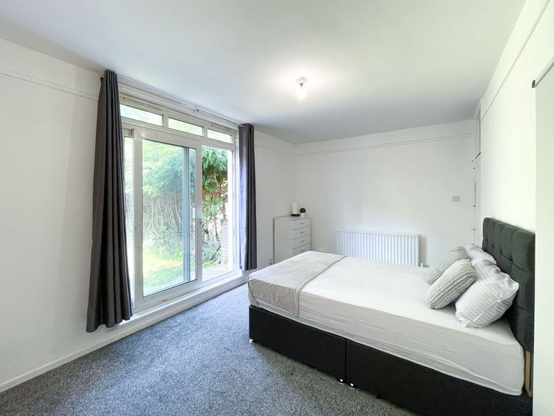 Photo 1: Bedroom
