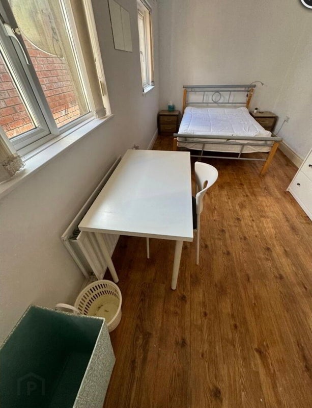 Photo 1: Room in question, also has a wardrobe