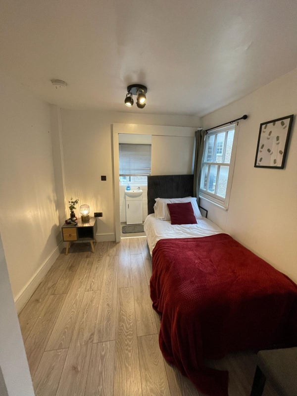 Photo 1: room1