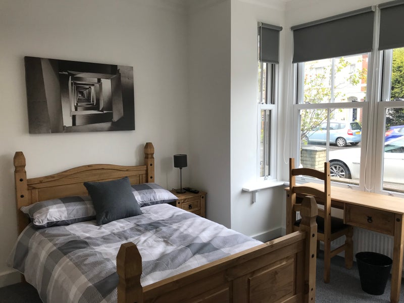 Photo 1: Large en-suite room