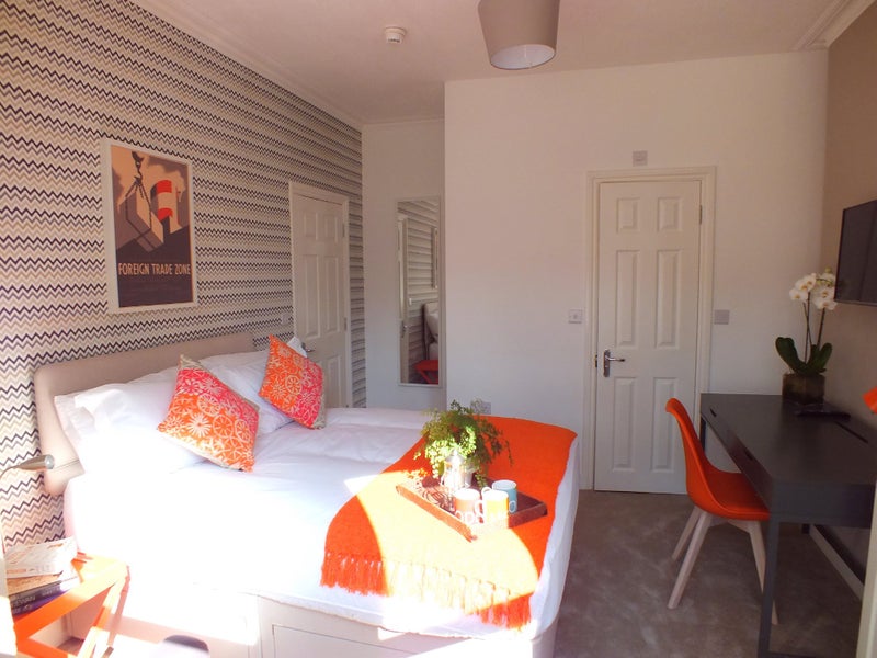 Photo 1: Room 1