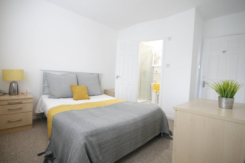 Photo 1: Double en-suite bedroom