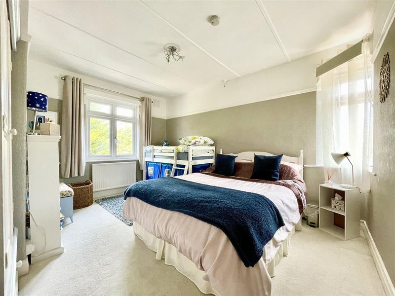 Photo 1: Bedroom