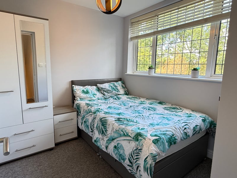 Photo 1: £820 share bathroom with only 1 other