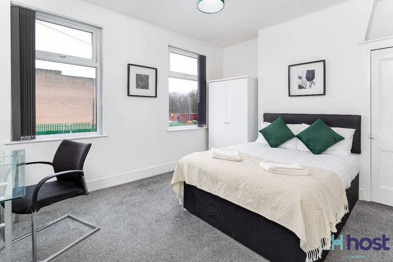 Photo 1: Bedroom