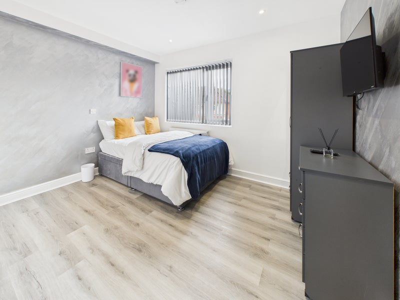Photo 1: Room 2