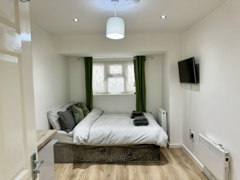 Photo 1: Bed,TV