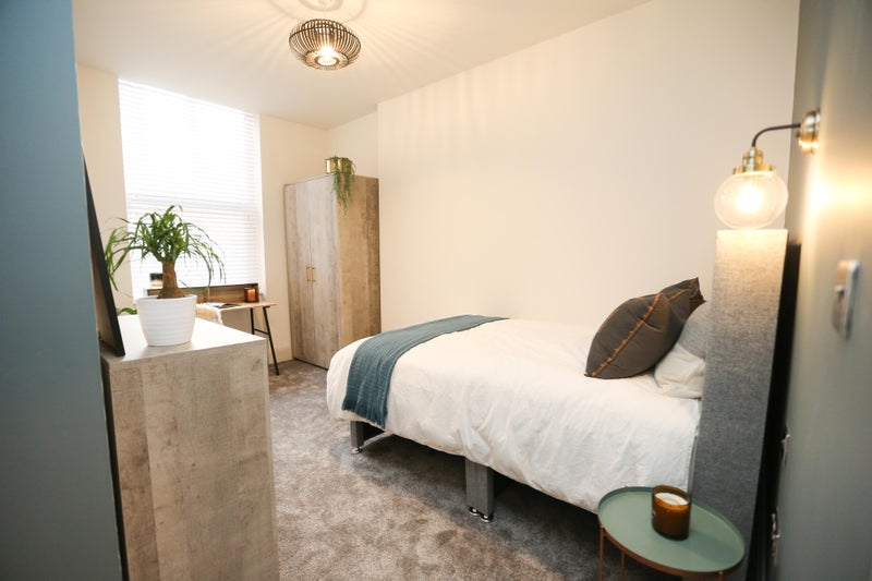 Photo 1: Bedroom 3