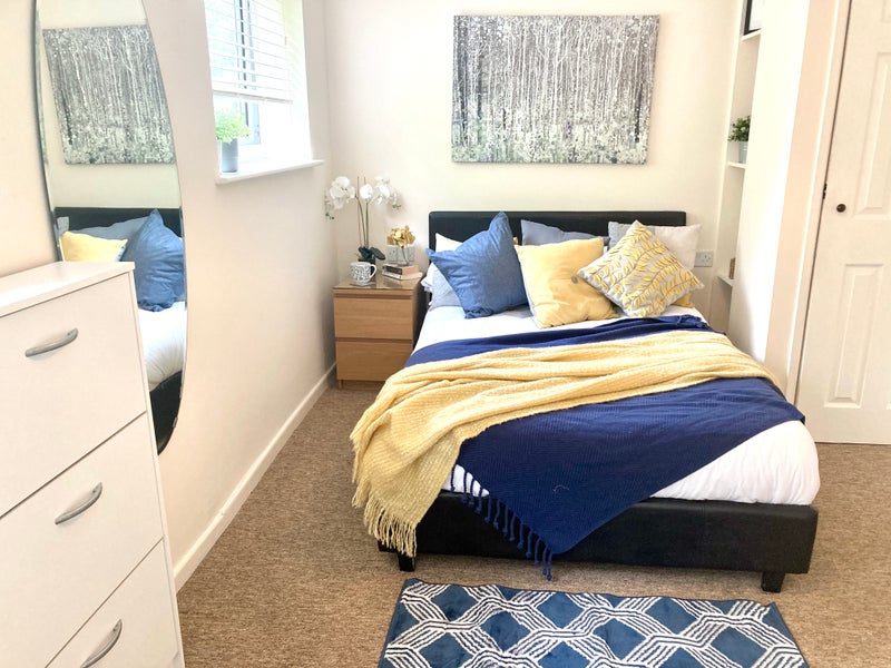 Photo 1: Room 7 - Double ensuite room fully furnished