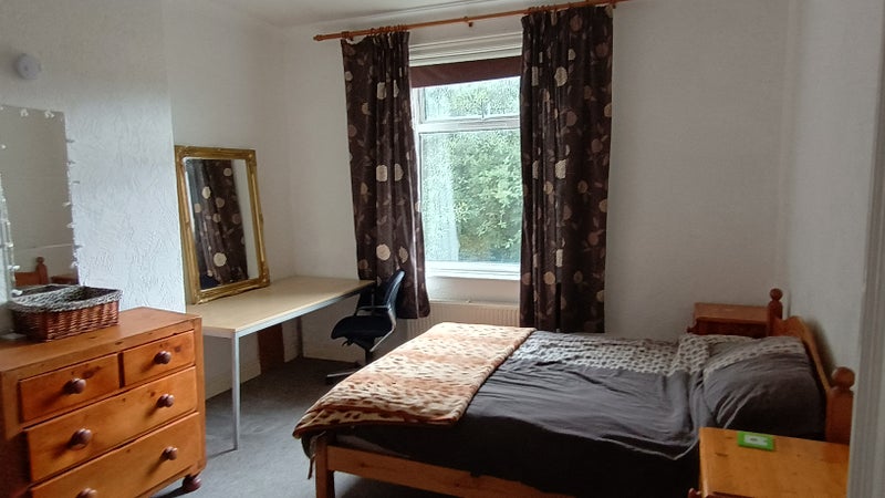 Photo 1: Large double bedroom