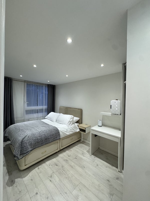 Photo 1: Spacious Double Room
