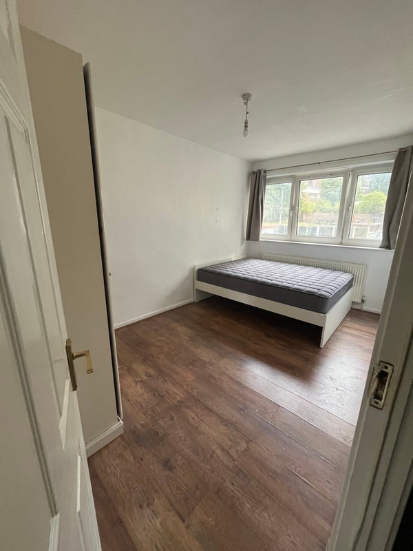 Photo 1: Room 1