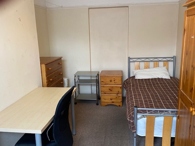 Photo 1: ground floor bedroom (single) view 1