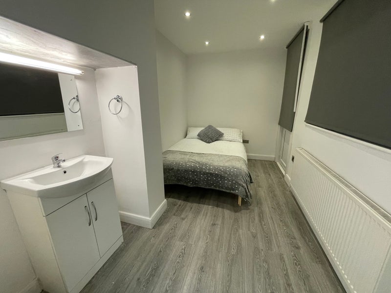 Photo 1: Room Big, beautifully appointef double room with vanity unit.