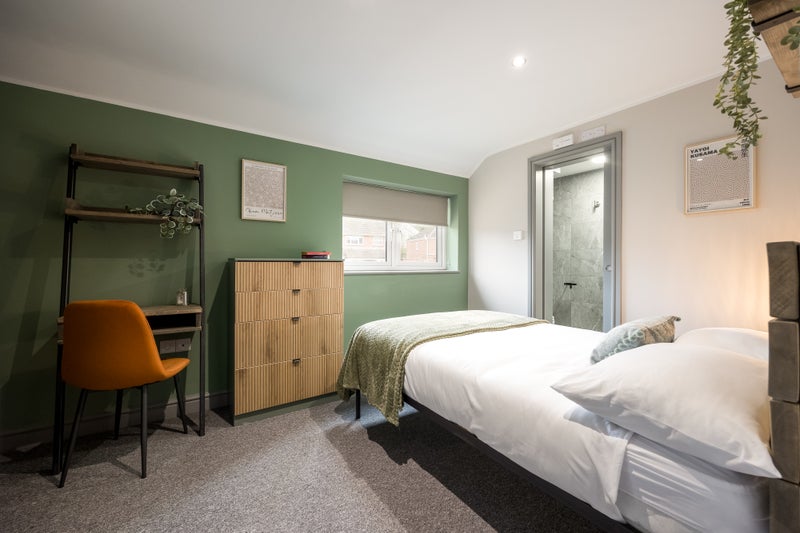 Photo 1: Room 4