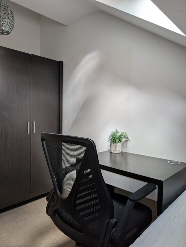 Photo 1: Bedroom