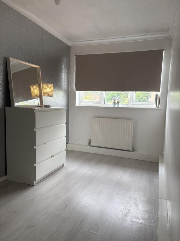 Photo 1: Unfurnished small room 