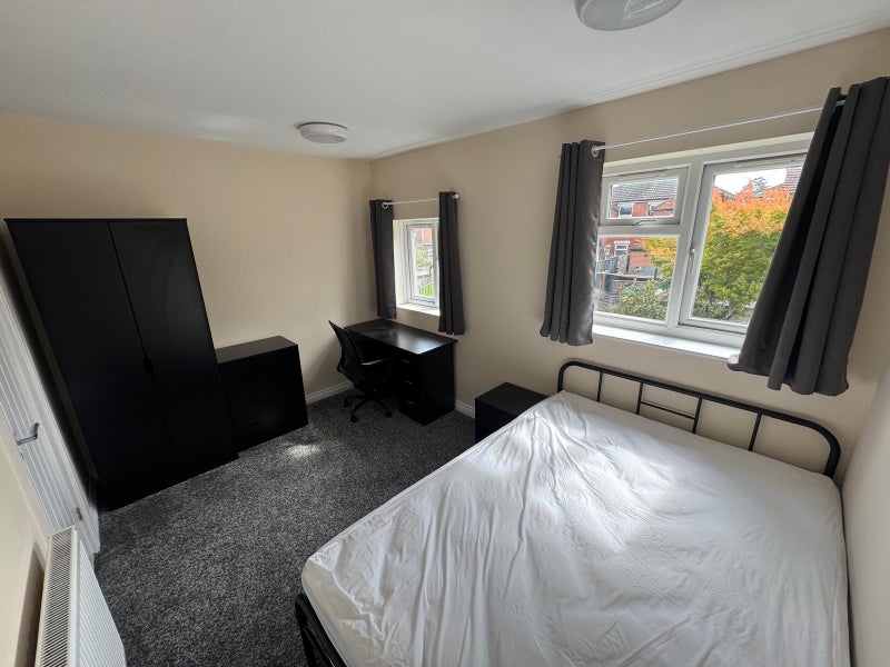 'Furnished rooms in newly renovated Town Centre' Room to Rent from