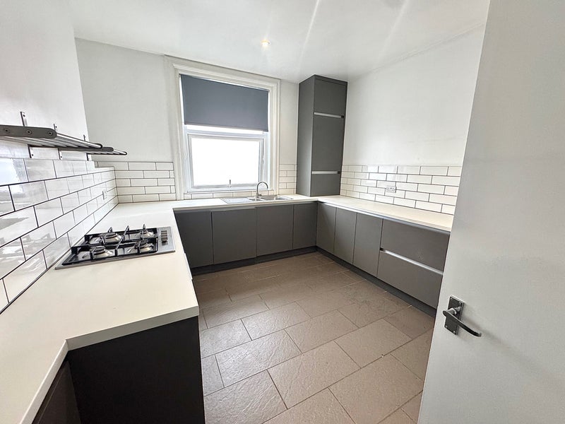 Photo 1: Kitchen (floor 1)